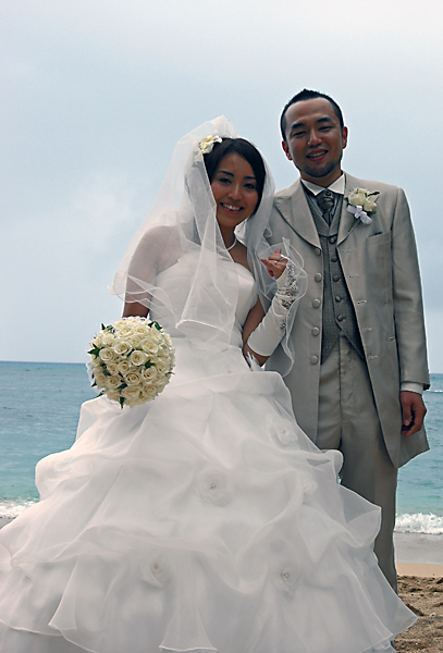 先日、無事にハワイで式を挙げることができました。そのときの写真をお送りいたします。ありがとうございました。「ご結婚おめでとうございます。末永くお幸せに」ウエディングドレス　NWDA7062ロングタキシード　　NMF91SGM